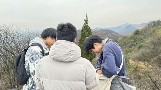 在黑暗中寻找第一束目光记录图片