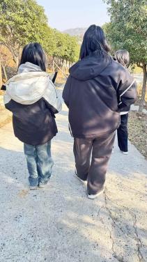 笑声洒满归程的车厢记录图片