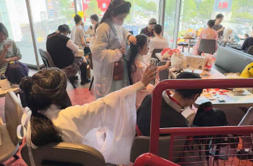 广场上的两种青春记录图片